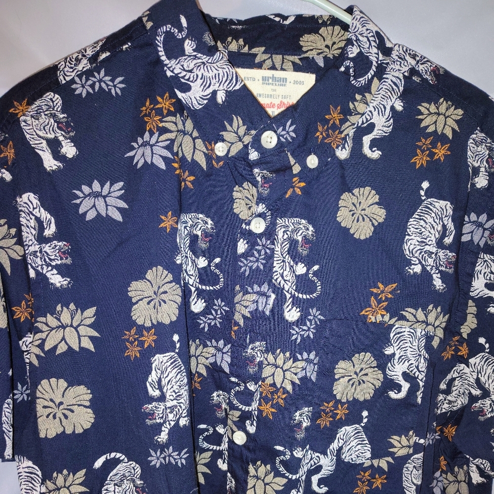Urban pipeline men's size extra large tiger/ floral designed button down